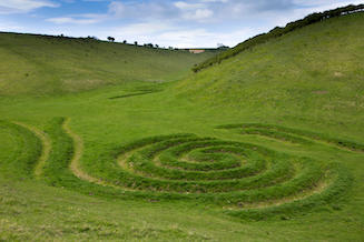 Thixendale sculpture (Alamy F3K1KY) 327x218